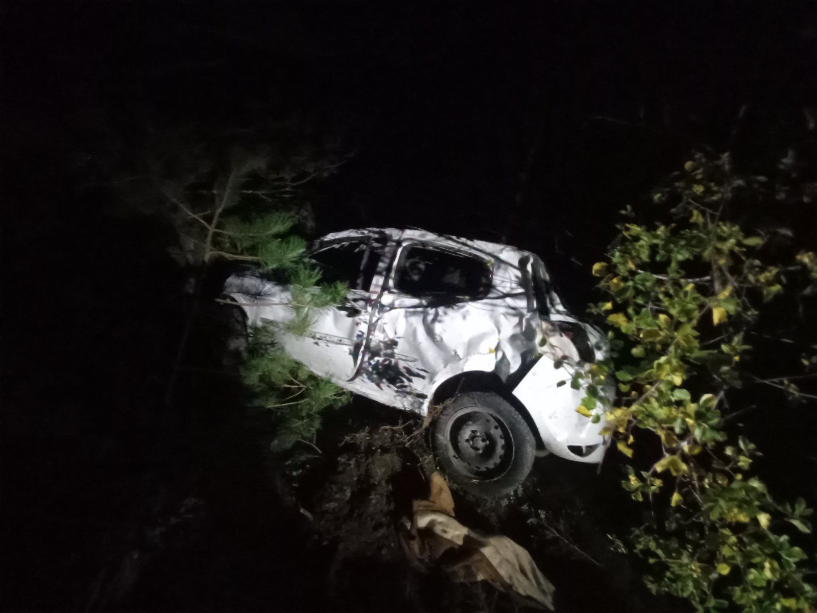 Horor kod Cetinja: Vozač renoa sleteo u provaliju duboku preko 150 metara, hrabri vatrogasci ga izvukli i spasili - samo pukom srećom izbegnuta tragedija (FOTO)