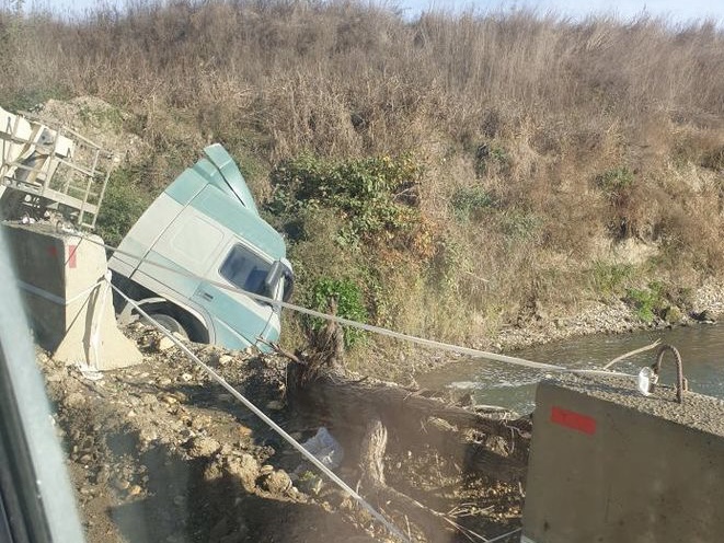 Građevinski kamion pun kamena sleteo sa pomoćnog mosta u reku Zapadnu Moravu / foto: RINA