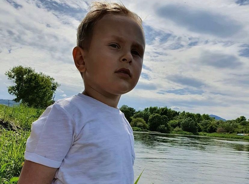 Potresna priča iz Čačka - porodica tragično nastradalog dečaka pomogla obnavljanje uništene biblioteke jer mu je to bilo jedno od omiljenih mesta: Maleni Despot uživao je u šetnjama kraj Morave (FOTO)