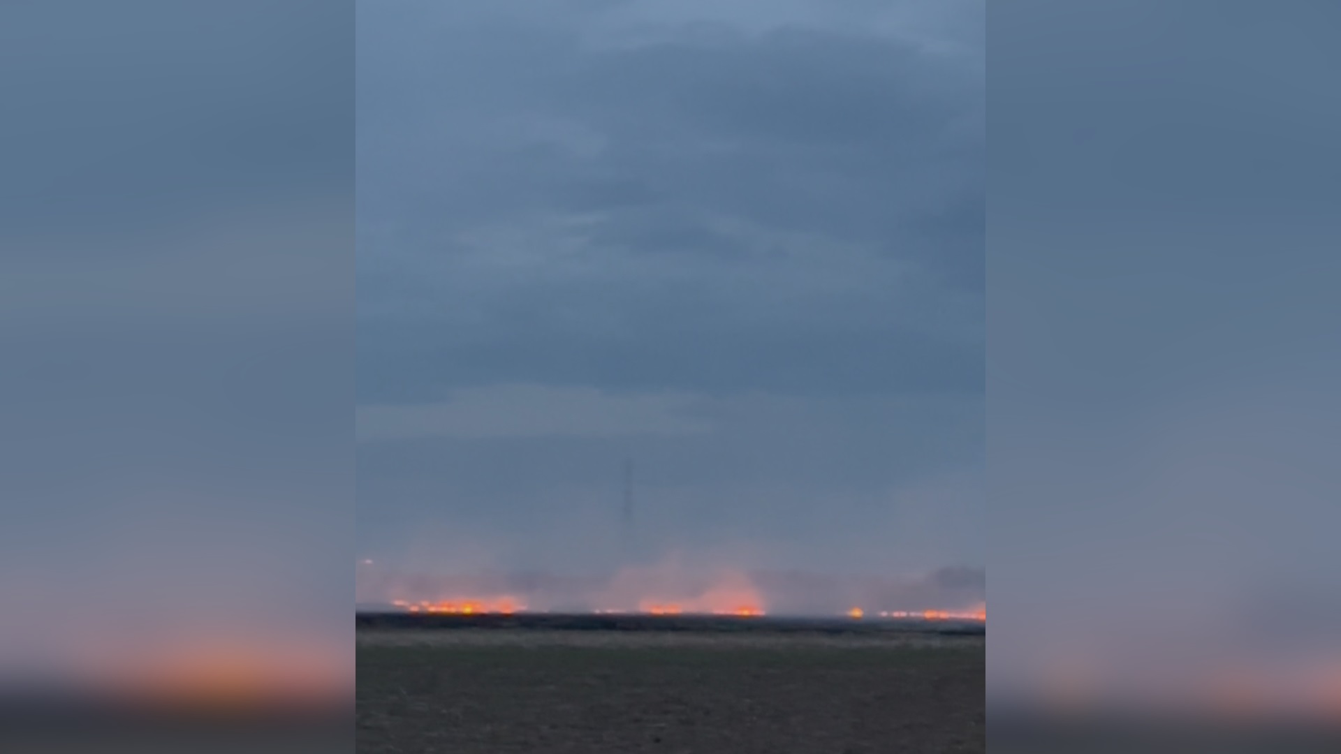 Vatra guta livadu kod Vršca, požar se nekontrolisano širi: Vatrogasci na terenu pokušavaju da lokalizuju plamen, vozačima smanjena vidljivost (FOTO)(VIDEO)