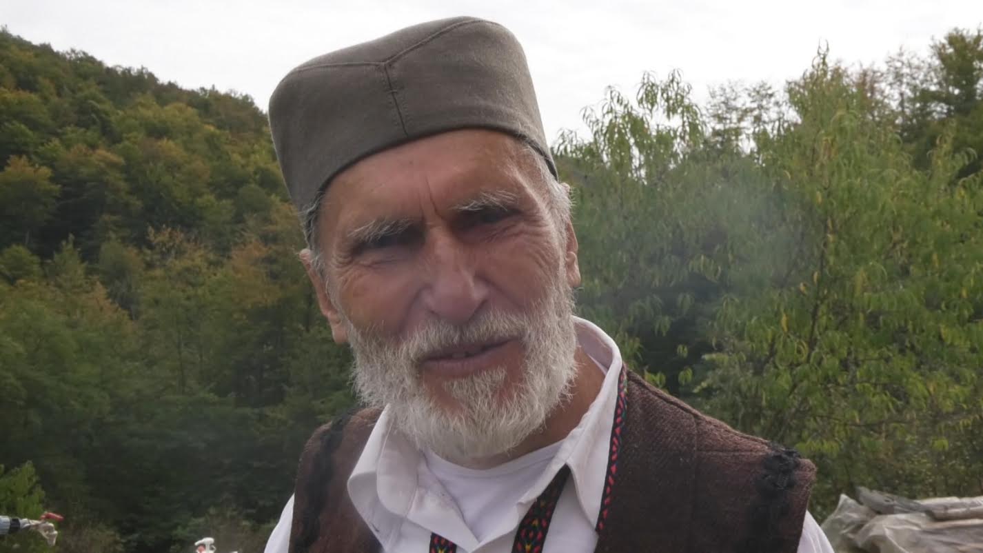Dragan je potpuno slep ali radi sve teške poslove bez zadrške / foto: RINA