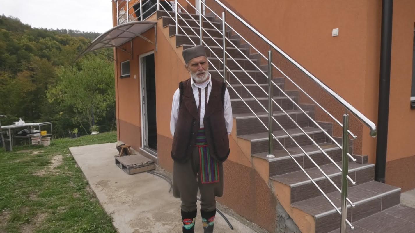 Dragan je potpuno slep ali radi sve teške poslove bez zadrške / foto: RINA