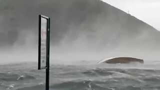 Apokaliptične slike stižu iz Crne Gore: Vetar nosi sve pred sobom, a ogromni talasi prevrću barke i manje brodove (FOTO)(VIDEO)