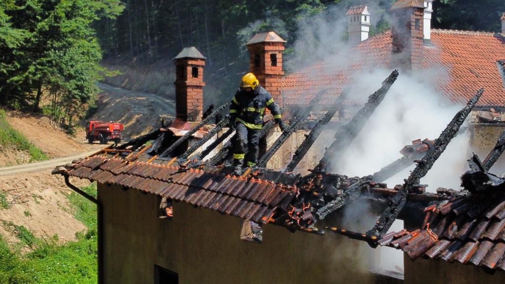 Završeni radovi na krovu, ne preti opasnost od kiša i snegova: Obnavlja se izgoreli konak velike srpske svetinje, izdvojeno još pet miliona dinara za manastir Vraćevšnicu