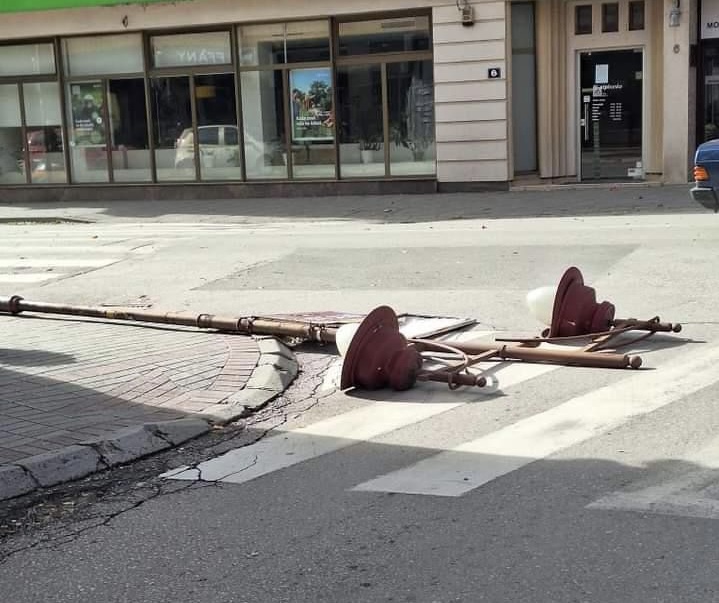 Haos u Čačku: Vetar čupao drveće i ljuljao građevinske kranove u centru grada