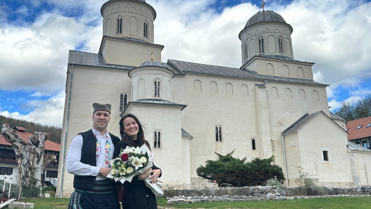 Srđan iz Priboja obučen u narodnu nošnju verio devojku u manastiru Mileševa / foto: RINA