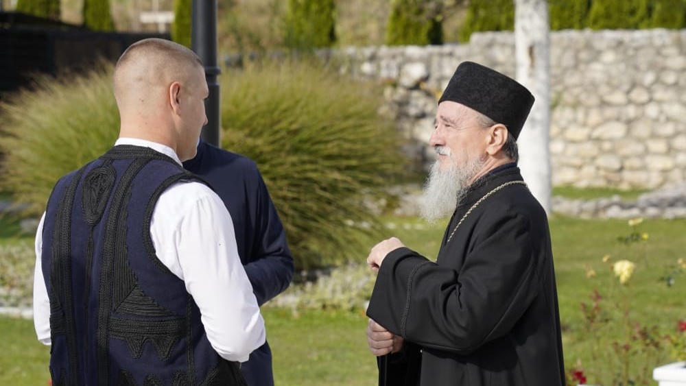 Srđan iz Priboja obučen u narodnu nošnju verio devojku u manastiru Mileševa / foto: RINA