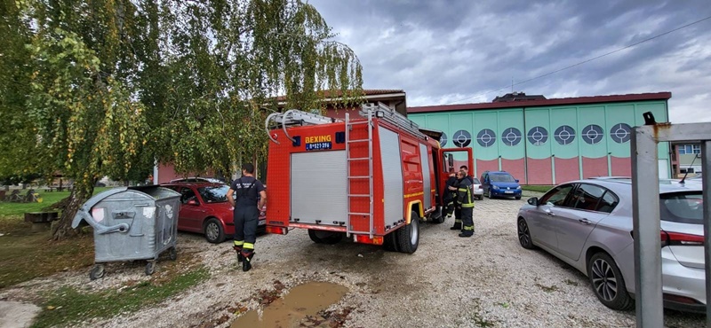 Incident u čačanskoj školi: Počelo da se dimi iz zida gde je radijator, vatrogasci odmah stigli na lice mesta i rešili problem (FOTO)
