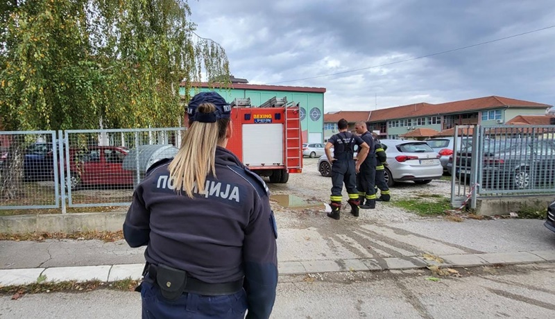 Počelo da se dimi iz zida gde je radijator, vatrogasci odmah stigli na lice mesta i odmah rešili problem / foto: RINA