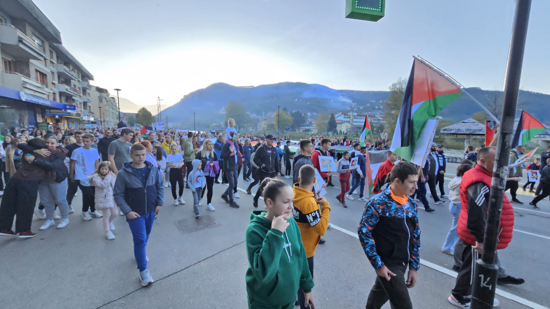 Žalosno je ovo što se dešava, svaki dan ubijaju se deca: Hiljade Prijepoljaca izašlo na ulice da pruži podršku narodu Palestine, Srbi i Bošnjaci zajedno u borbi za mir (FOTO)