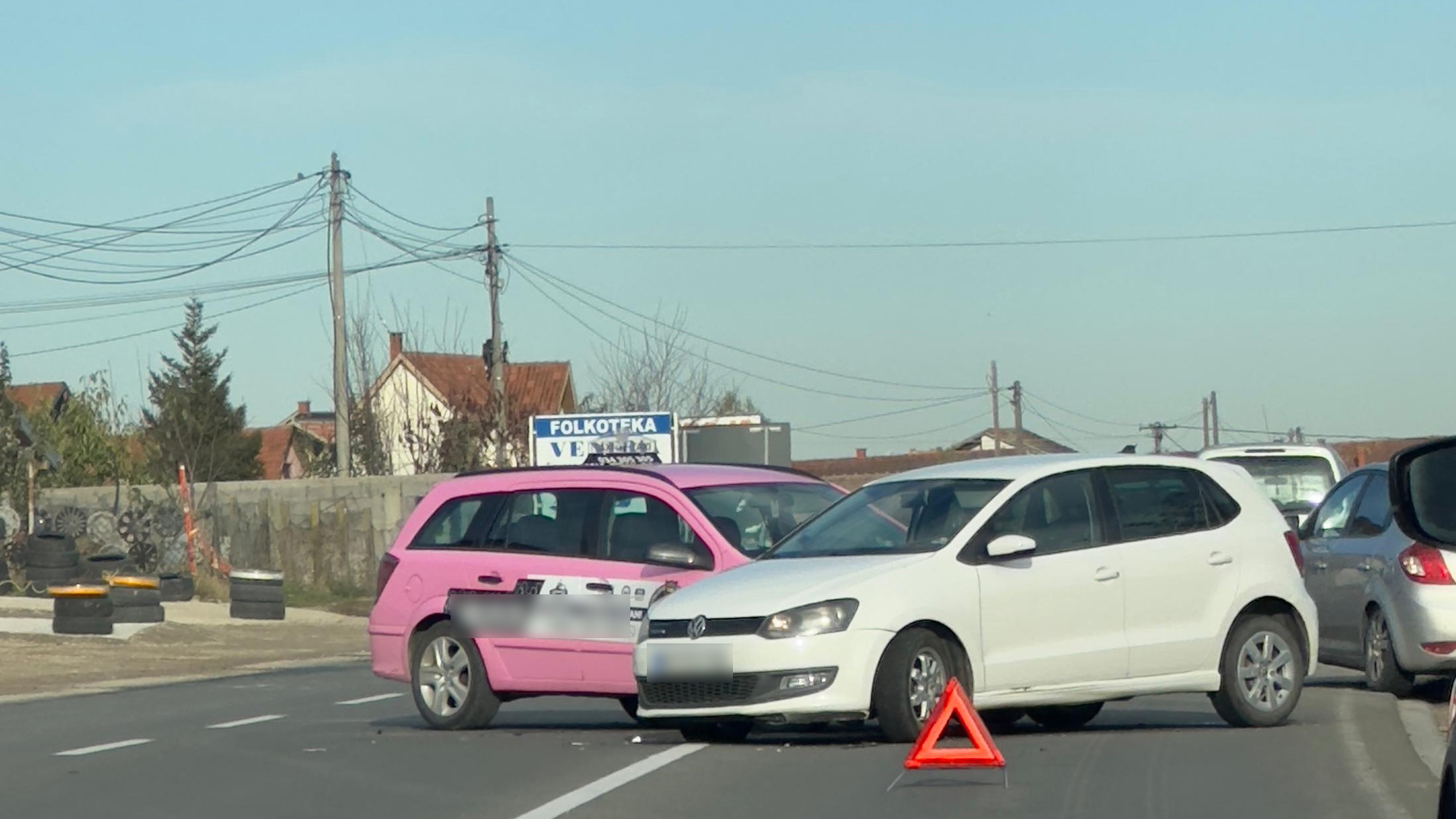 Silovit sudar u Kragujevcu: Vozač pokušao da pređe preko pune linije i zakucao se u drugi automobil/ Foto: RINA