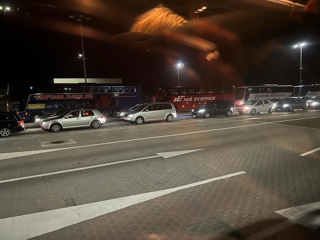 Haos na graničnom prelazu Dobrakovo: Kilometarske kolone vozila formirane na ulazu u Srbiju, čeka se satima (FOTO)