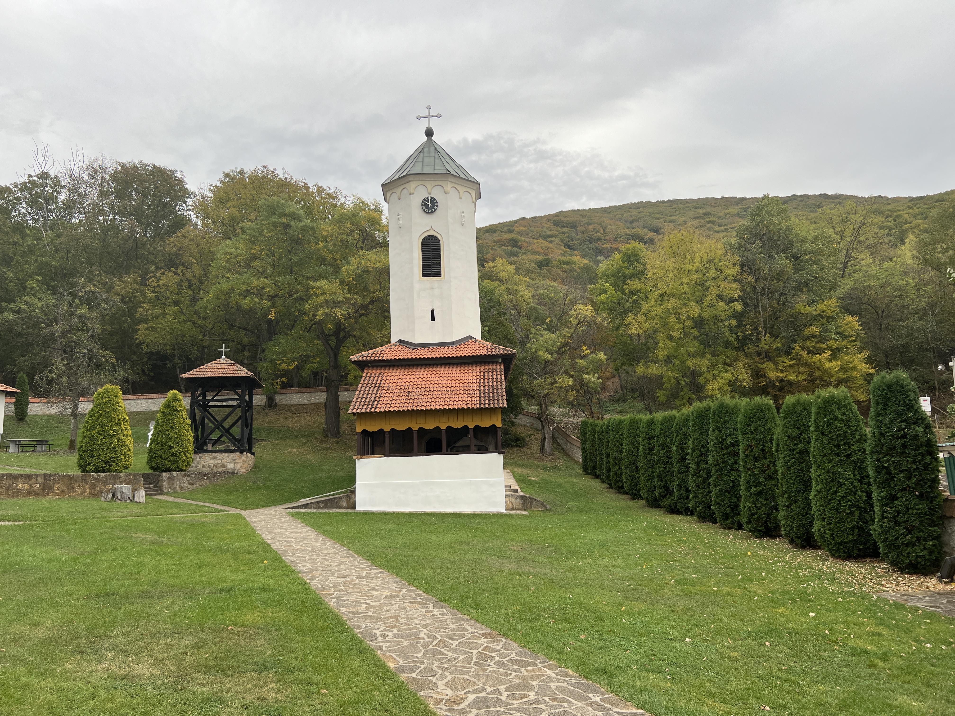 Ovo je manastir u kom se krst patrijarha Pavla čuva kao najveća svetinja: Podno Vujna izlečio se od tuberkuloze i započeo svoju duhovnu misiju, danas hodočasnici idu njegovim stazama zdravlja (FOTO)