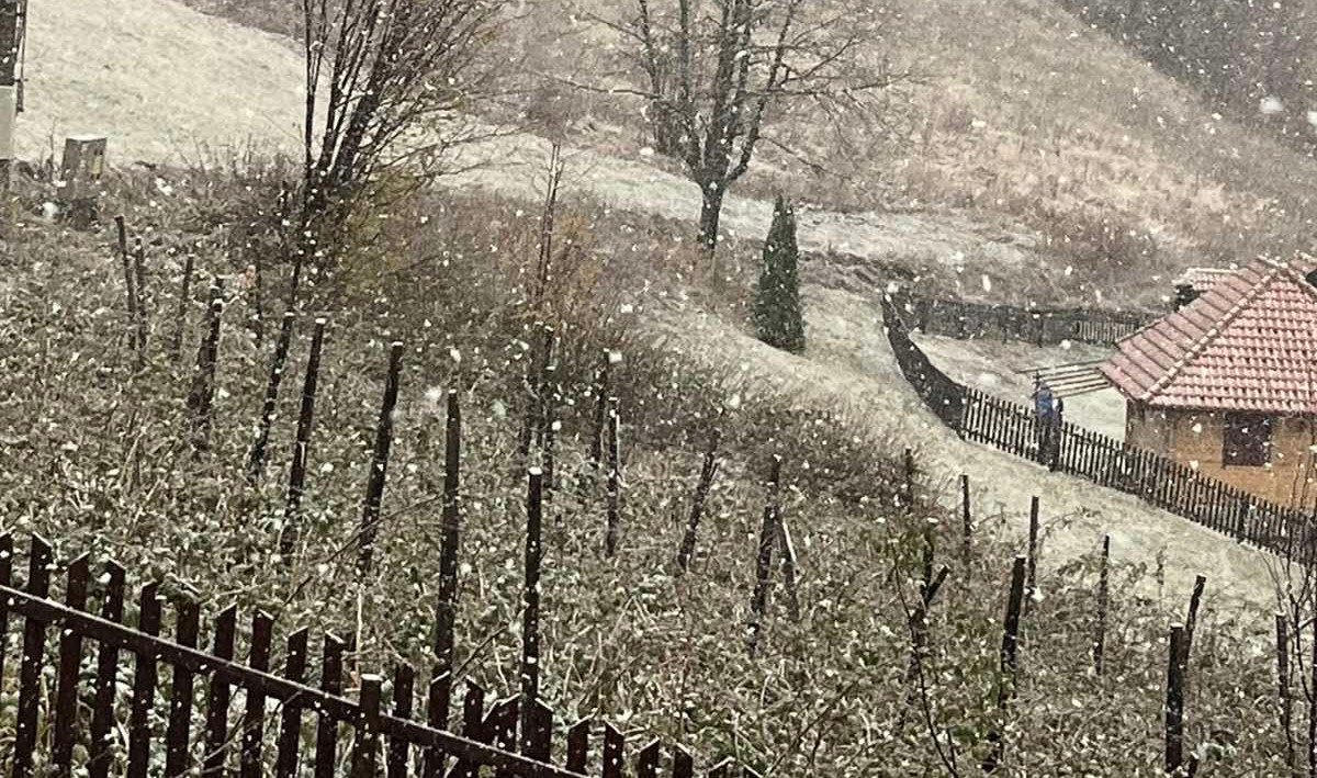 Sneg se ne šali, obeleli vrhovi Golije za par minuta: Putari i mehanizacija u pripravnosti, meštani već navikli na surove uslove i ne žale se - zima bez snega vam je ko selo bez crkve (FOTO)(VIDEO)