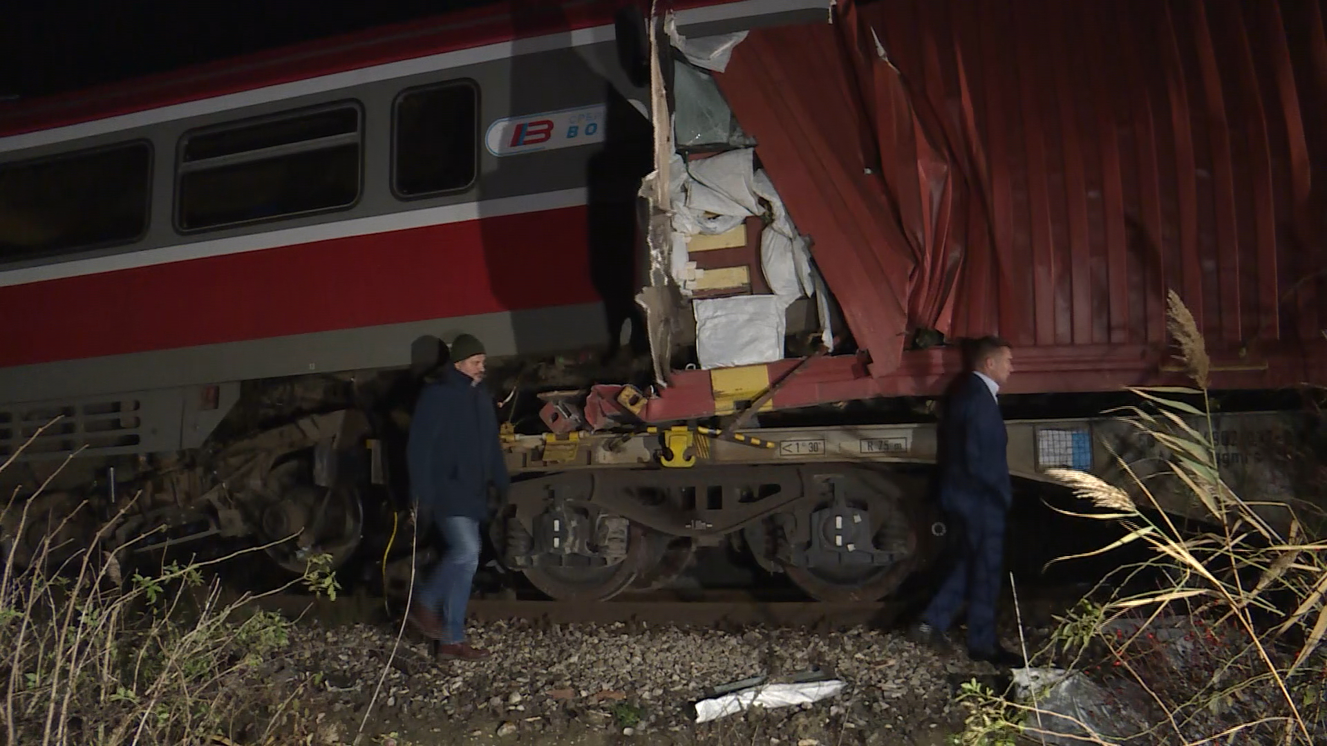 Putnički voz sustigao teretni, tako je došlo do silovotog sudara: Oglasili se nadležni nakon teške železničke nezgode kod Odžaka (FOTO)(VIDEO)