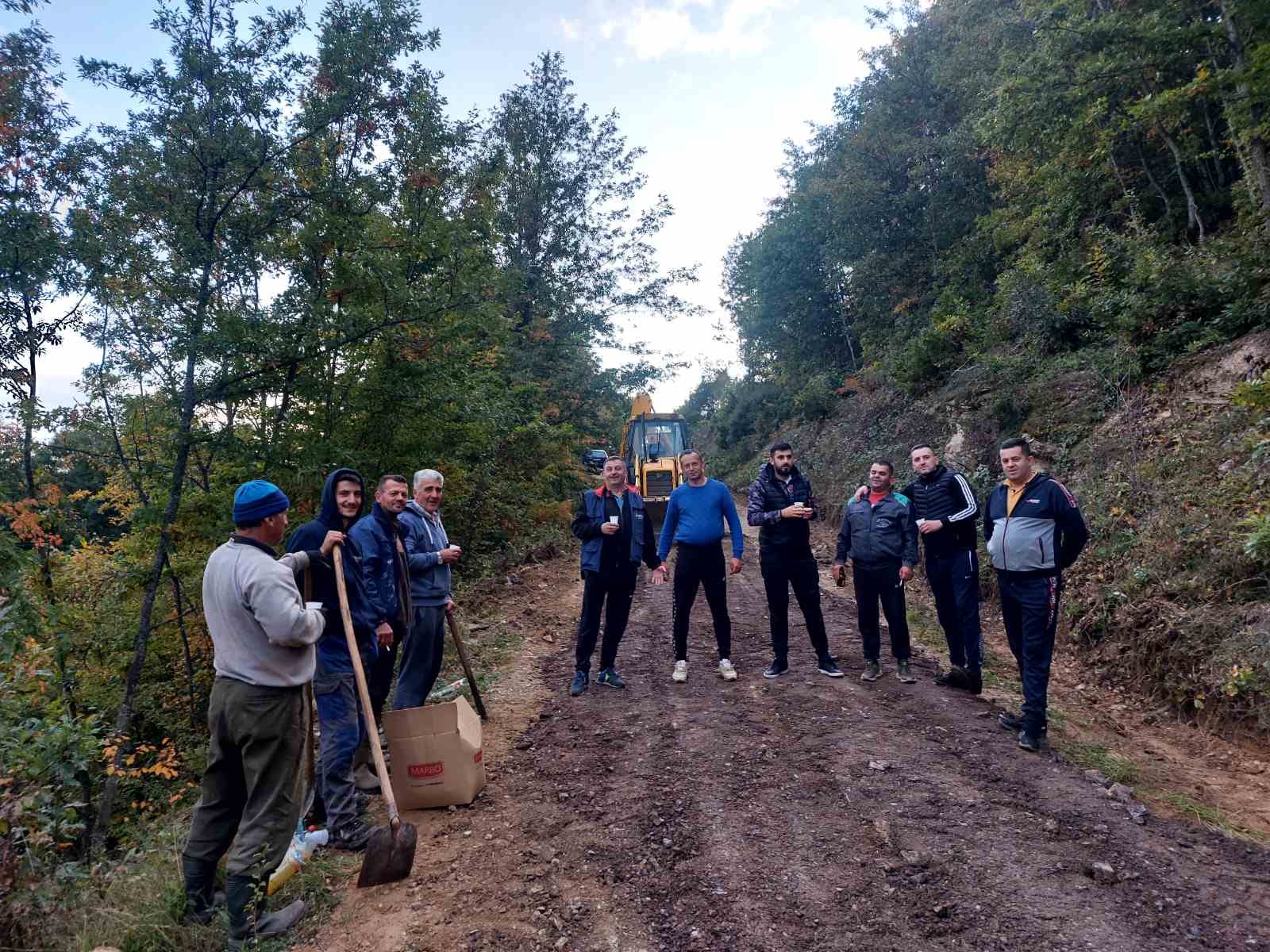 Crveno zlato više neće propadati u transportu: Najveći malinari u opštini Prijepolje dobijaju put, tražili  samo 200 metara a sada im se radi dva kilometra asfalta (FOTO)