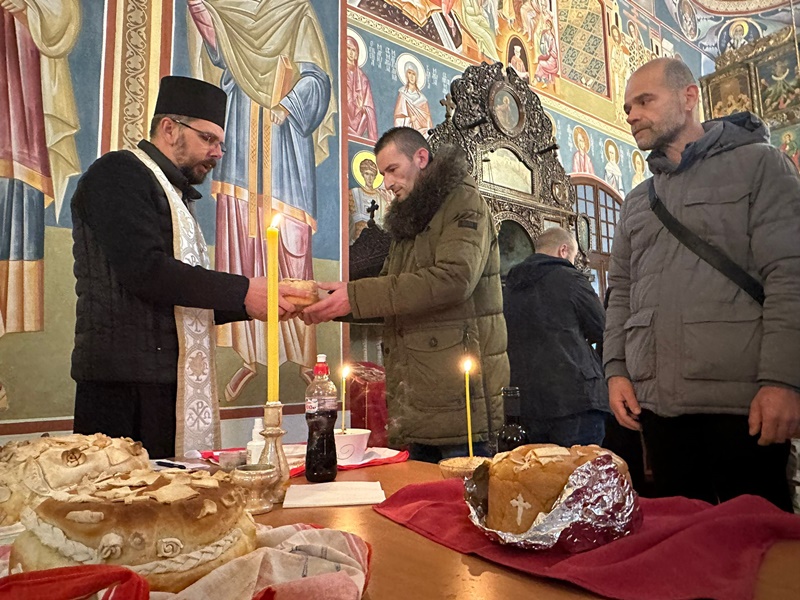 Ovo nam je najvažniji dan u godini, na sina prenosim ono što su mene učili otac i deda: Veliki broj vernika ovog novembarskog jutra obeležava krsnu slavu, čuvaju se srpska tradicija i običaji (FOTO)