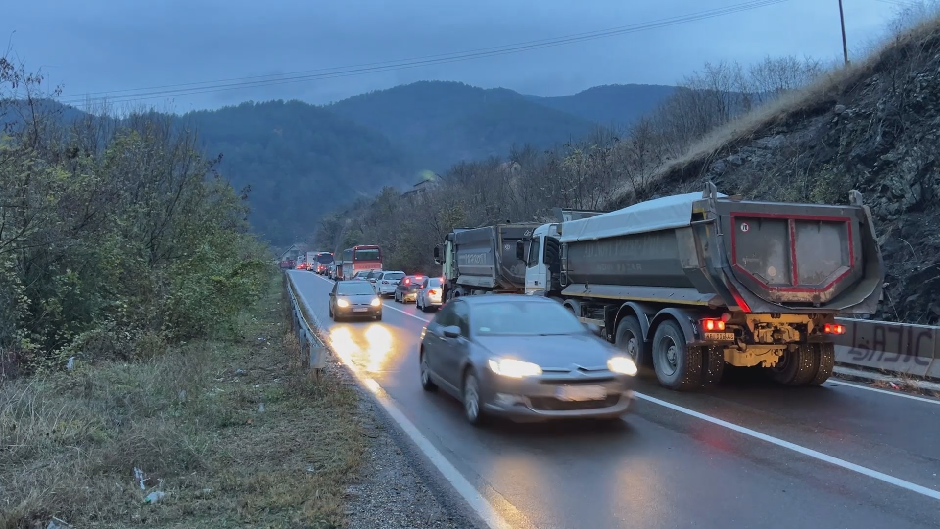 Težak sudar dva kamiona na ozloglašenoj Ibarskoj magistrali kod Kraljeva: Formirana kolona duga sedam kilometrara, na svu sreću nije bilo žrtava (VIDEO)