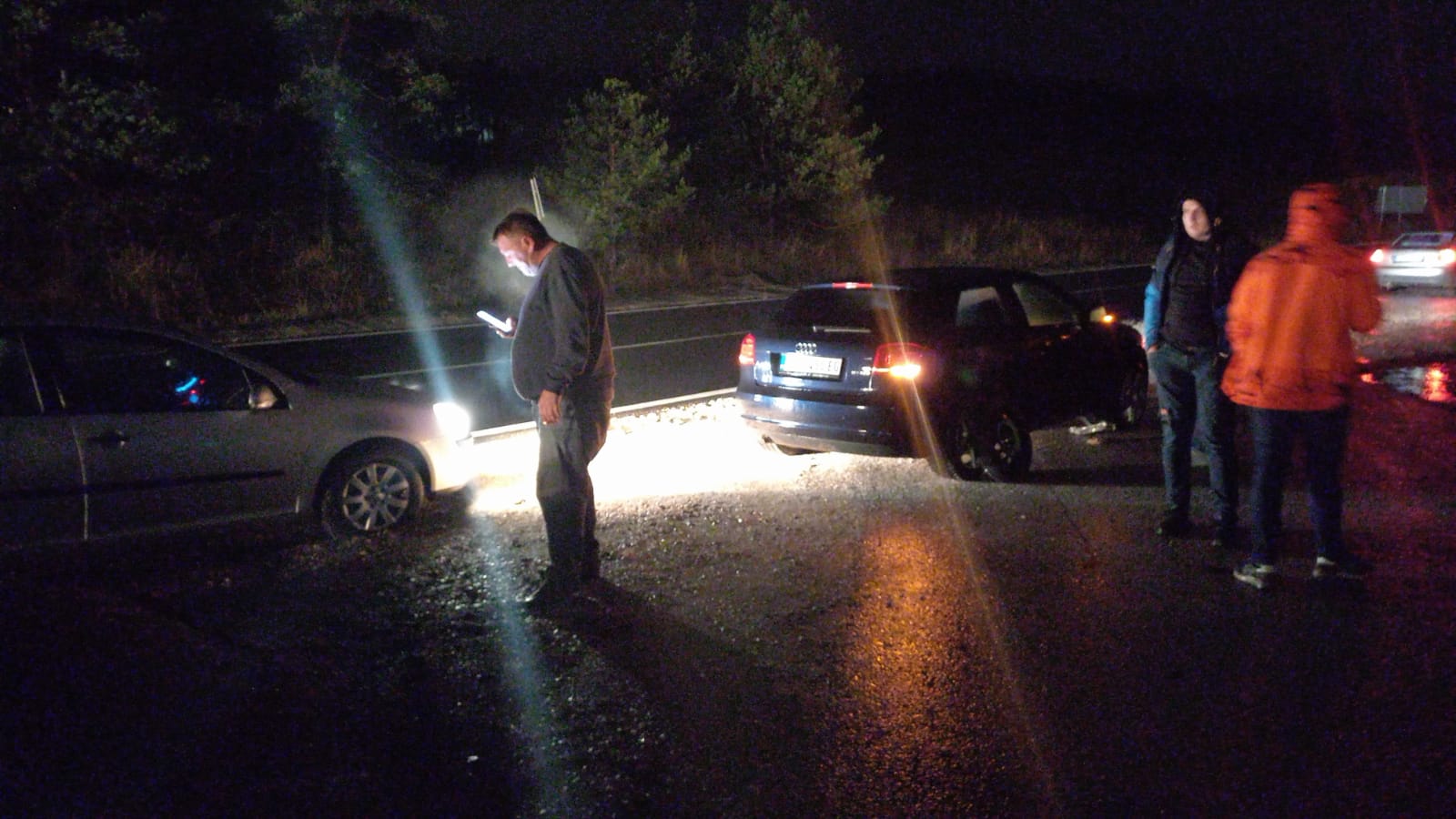 Drama na putu ka Zlatiboru: Šest automobila jedan za drugim naletelo na ogromnu rupu, svima uništene gume na vozilima (FOTO)
