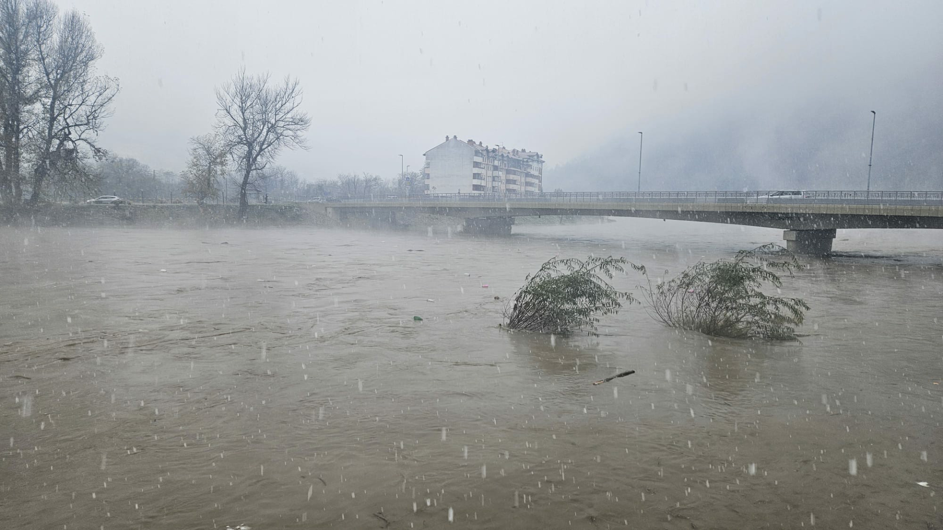 Drama u Prijepolju, Lim preti da se izbije svakog trenutka: Vodostaj reke od jutros porastao za skoro pola metra, nabujala voda sa sobom nosi i veliku količinu smeća/ Foto: RINA