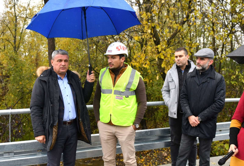Nema stajanja ni po pljusku, završni radovi u punom jeku: Dva srpska sela biće spojena novim mostom, ovo je spas za meštane Gornje Gorevnice i Vranića kod Čačka (FOTO)