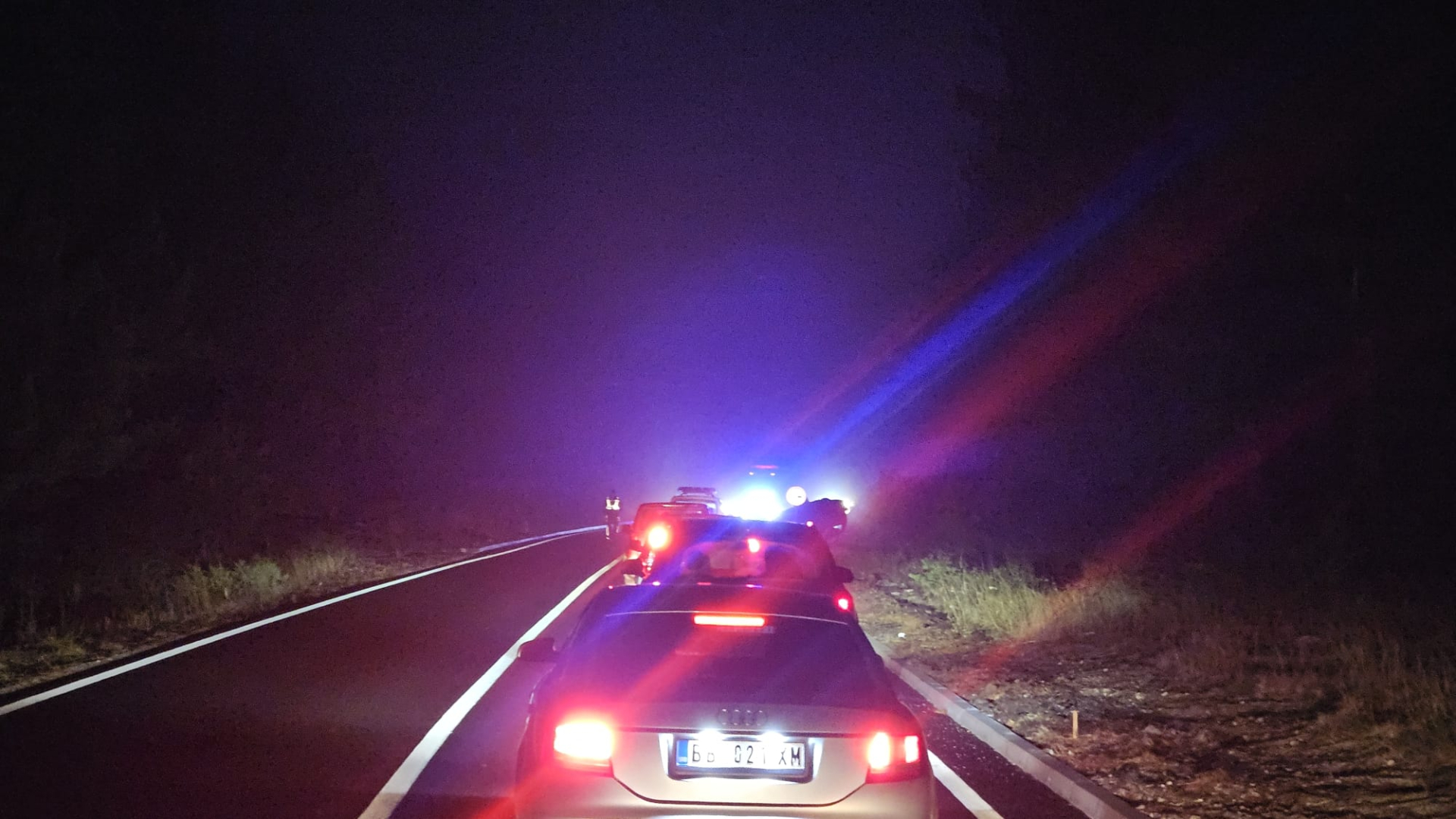 Sleteo sa puta i prevrnuo se na krov: Teška saobraćajna nezgoda na Borovoj Glavi kod Zlatibora, na licu mesta pripadnici policije (FOTO)