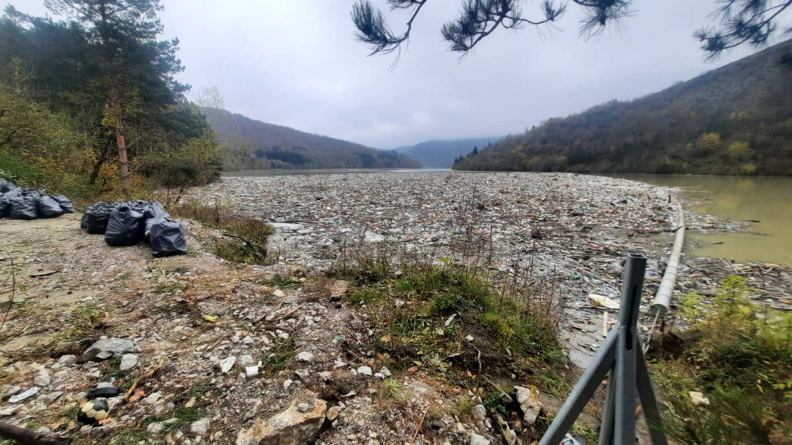 Reka Lim se ne vidi od ogromne gomile smeća / foto: RINA