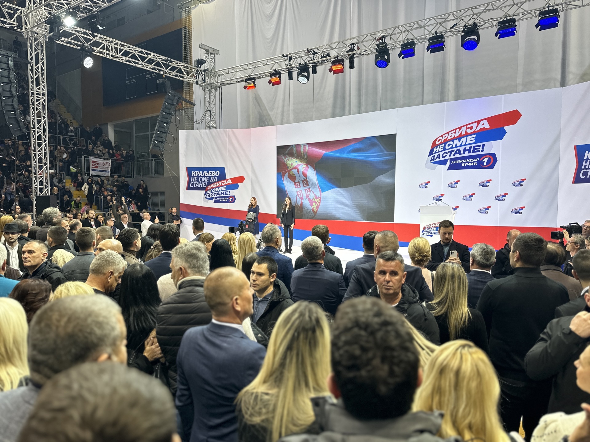 Puna hala u Kraljevu, atmosfera dovedena do usijanja kad je ušao Vučić: Predizborni skup podrške održava se u Novoj hali sportova (FOTO)(VIDEO)