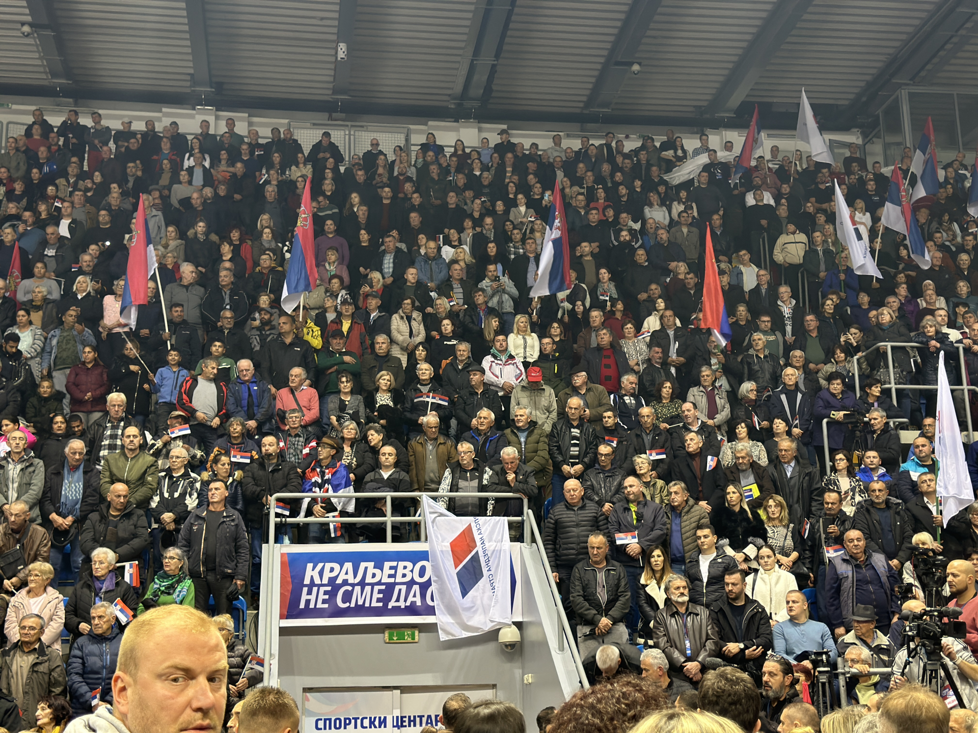 Puna hala u Kraljevu, atmosfera dovedena do usijanja kad je ušao Vučić / foto: RINA