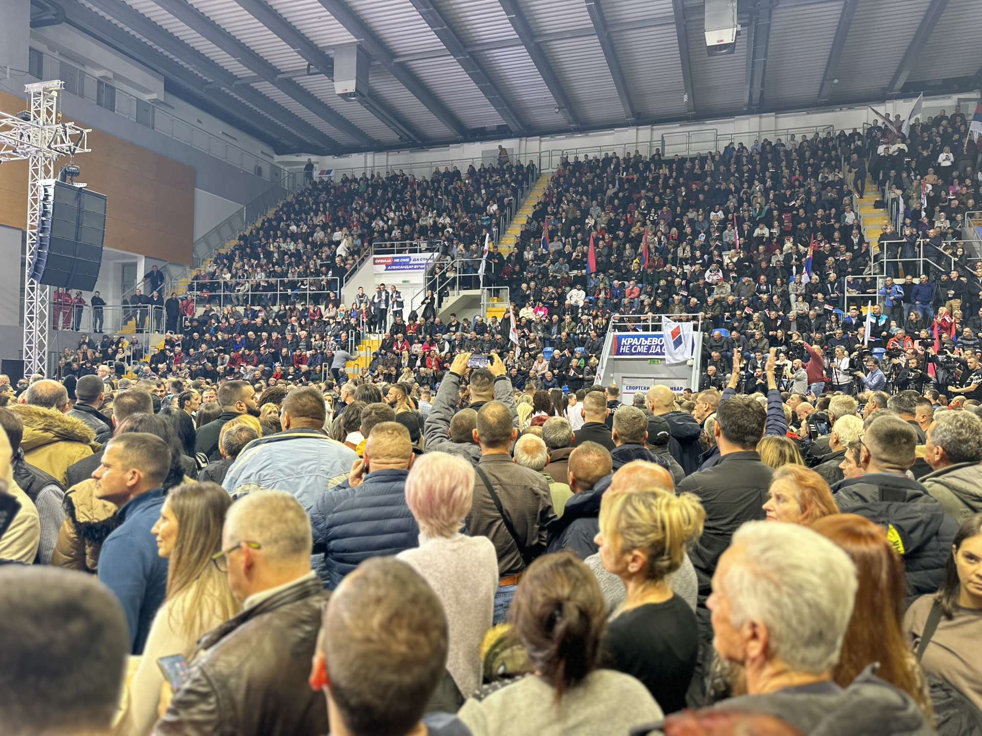 Puna hala u Kraljevu, atmosfera dovedena do usijanja kad je ušao Vučić / foto: RINA