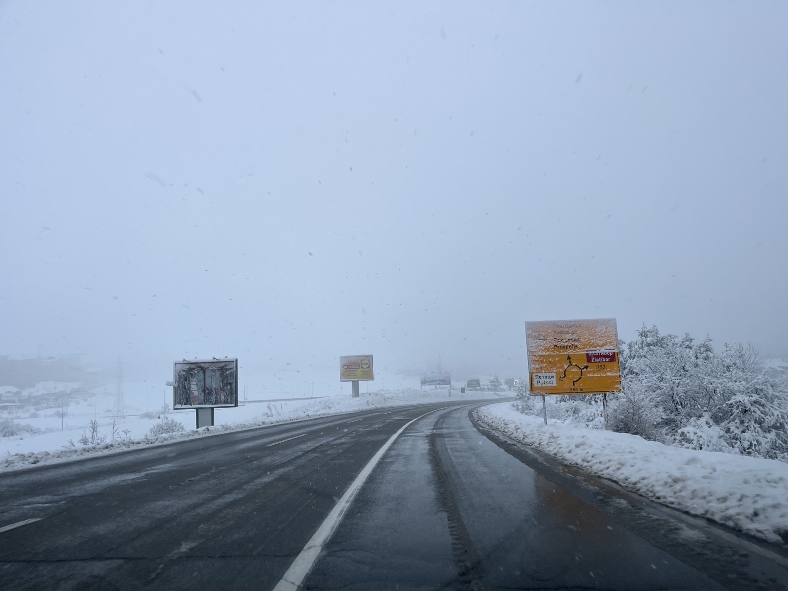 Uvedena zabrana za teretnjake od Uzica do Nove Varoši: Teška mehanizacija čitave noći se borila sa snežnom stihijom u Zlatiborskom okrugu (FOTO)(VIDEO)