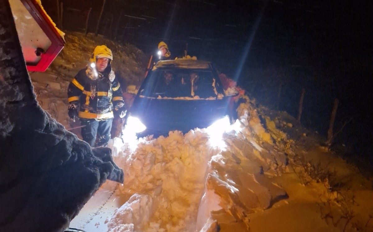 Oni su pravi heroji snežne stihije, akcija trajala više sati: Spasili zarobljene putnike u Sjenici, navigacija ih odvela na pogrešan put/ Foto: MUP