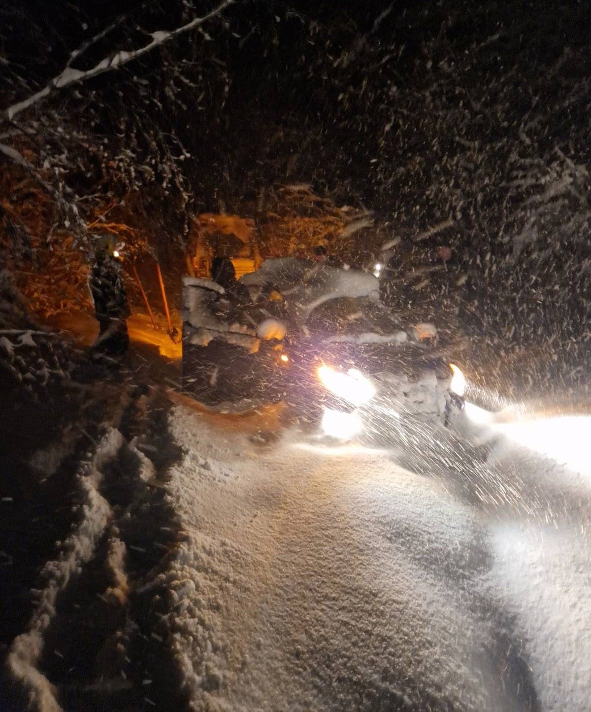 Veliko bravo, vi ste pravi heroji snežne stihije, akcija trajala više sati: Spasili zarobljene putnike u Sjenici, navigacija ih odvela na pogrešan put (FOTO)