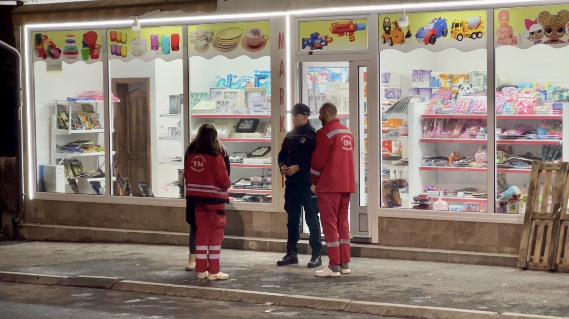 Policija odmah stigla na lice mesta: Dojava o postavljenoj bombi u novopazarskom marketu (FOTO) 
