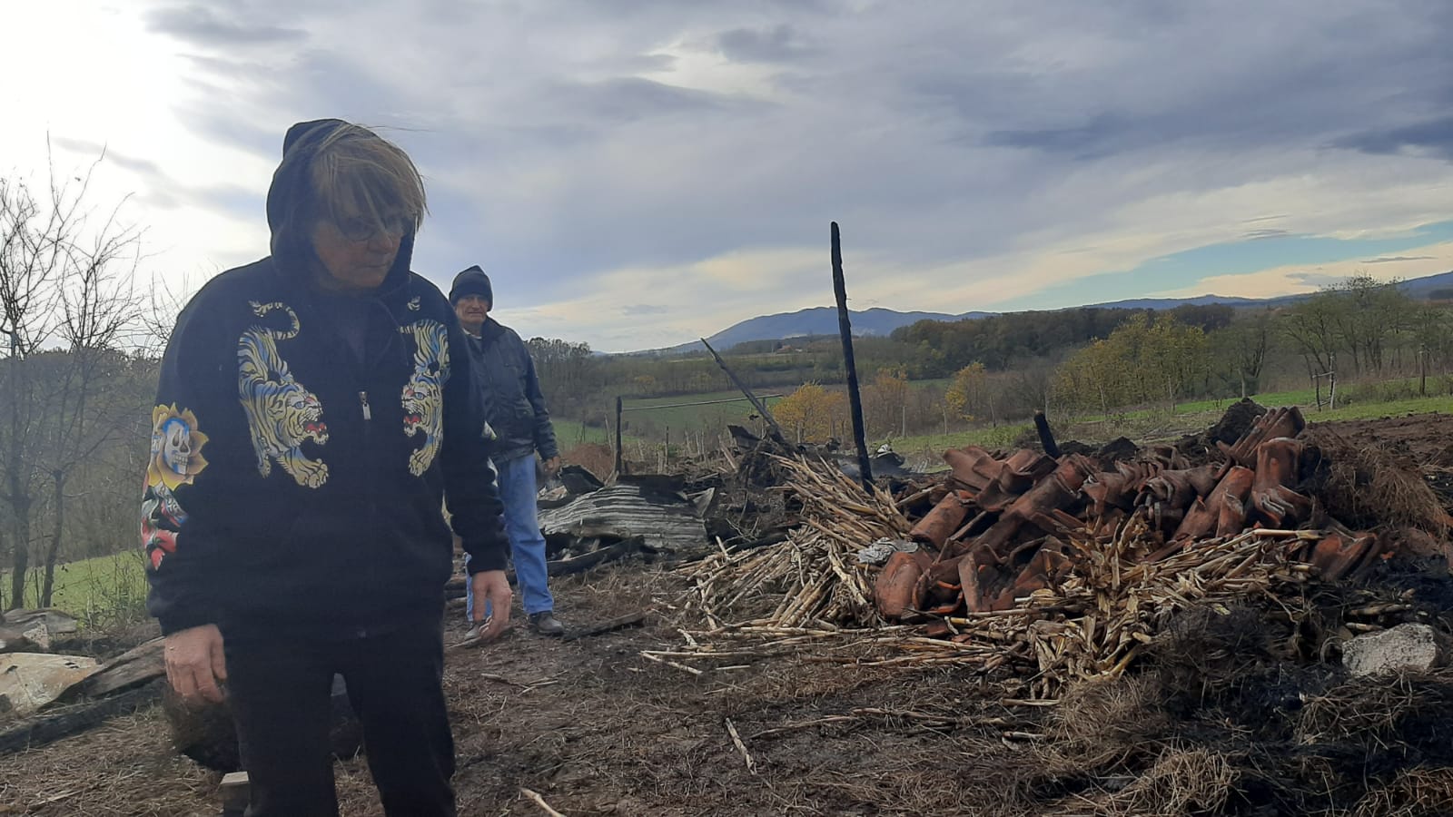 Vatra progutala štalu kod Topole, stradale sve životinje koje su bile u njoj: Trišići ostali samo sa dva psa i nekoliko kokošaka, a sve su bili spremili za dugu i hladnu zimu (FOTO)