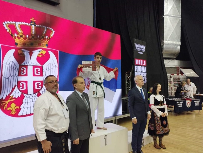 Dečak iz Ljiga oduševio grad: Pre tri meseca skupili su novac za njegov slušni aparat, a sada im se revanširao zlatnom medaljom na Svetskom prvenstvu u karateu