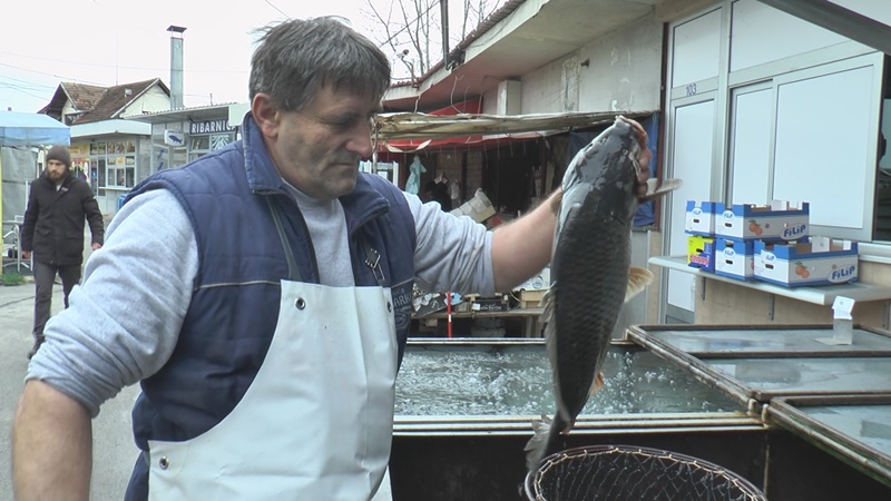 Ovo niko nije očekivao, riba na čačanskoj pijaci jeftinija nego prošle godine: Šaran bio 850 a sada 750 dinara, pastrmka takođe sada manje košta (FOTO)