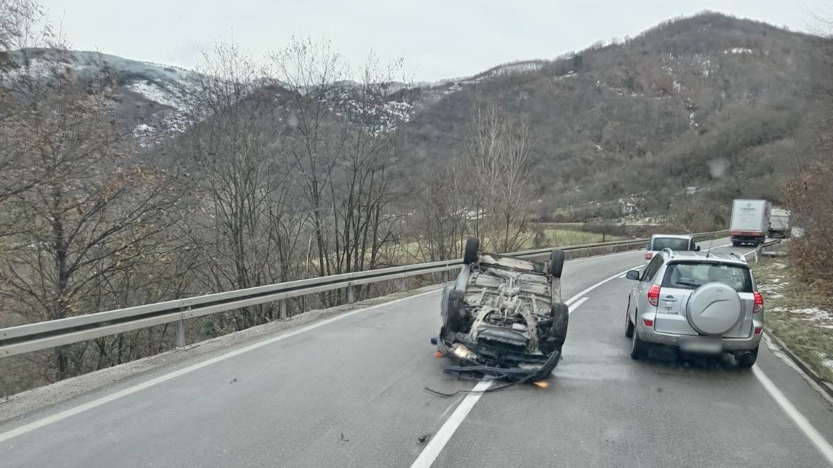 Pežo prevrnut na krov u kanjonu: Teška saobraćajna nezgoda na magistralnom putu Kraljevo - Raška, ekipe Hitne vozaču ukazuju pomoć (FOTO)