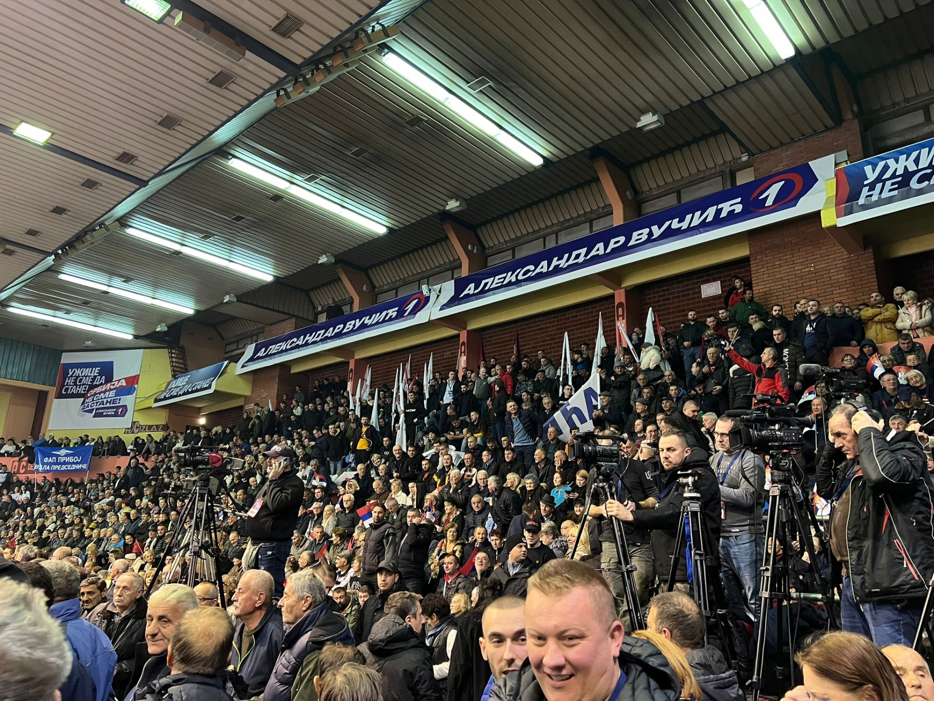 Hiljade ljudi dočekalo Vučića u Užicu / foto: RINA