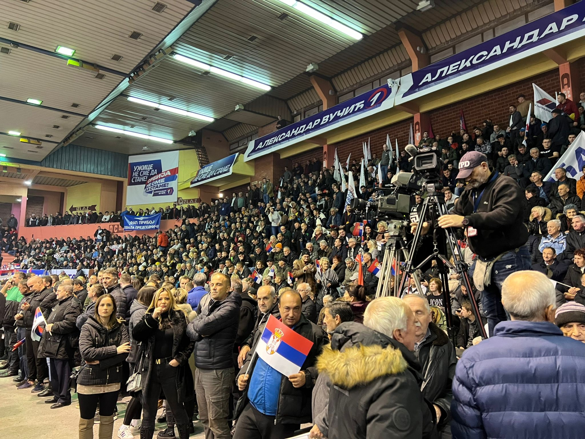 Hiljade ljudi dočekalo Vučića u Užicu / foto: RINA