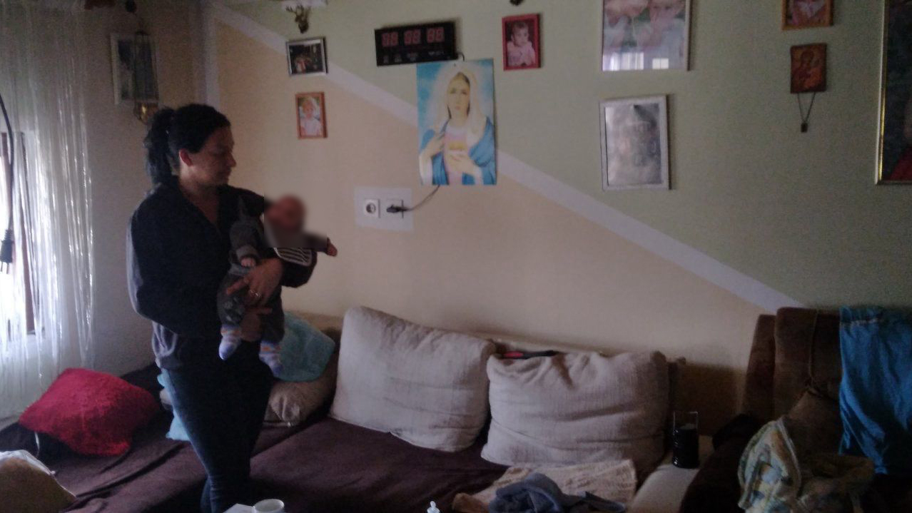 Slavu smo proslavili u mraku, a imamo i malu bebu: Bojovići iz sela Kovilje osam dana bez struje, strahuju i za namirnice koje su spremili jer će sve da se pokvare (FOTO)