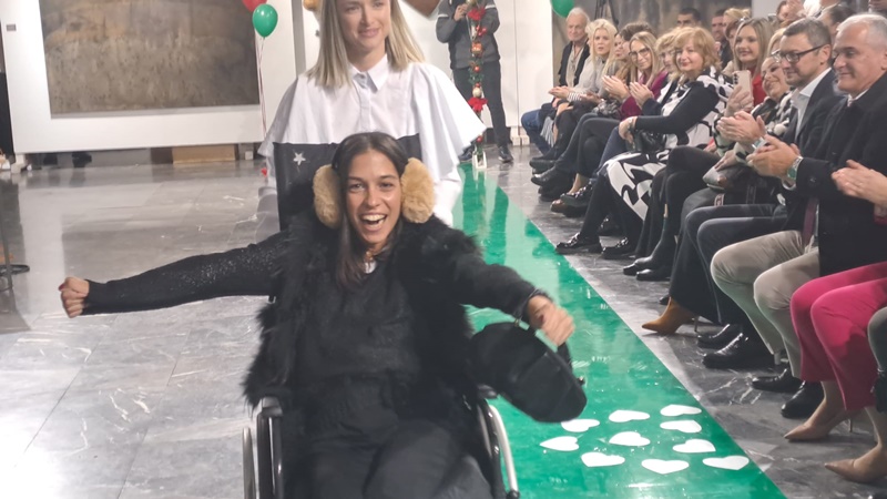 Oni su sve oborili sa nogu: Neverovatni manekeni u Čačku prošetali modnom pistom, njihov osmeh rekao je više od 1.000 reči (FOTO)