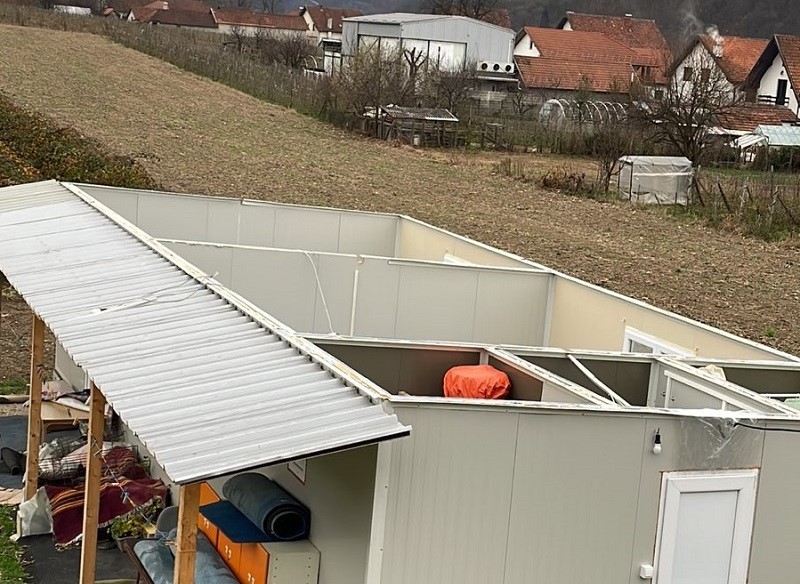 Čitav krov odjednom odleteo u vazduh: Jak vetar napravio haos u domaćinstvu Milovana iz Arilja, ogromna materijalna šteta (FOTO)