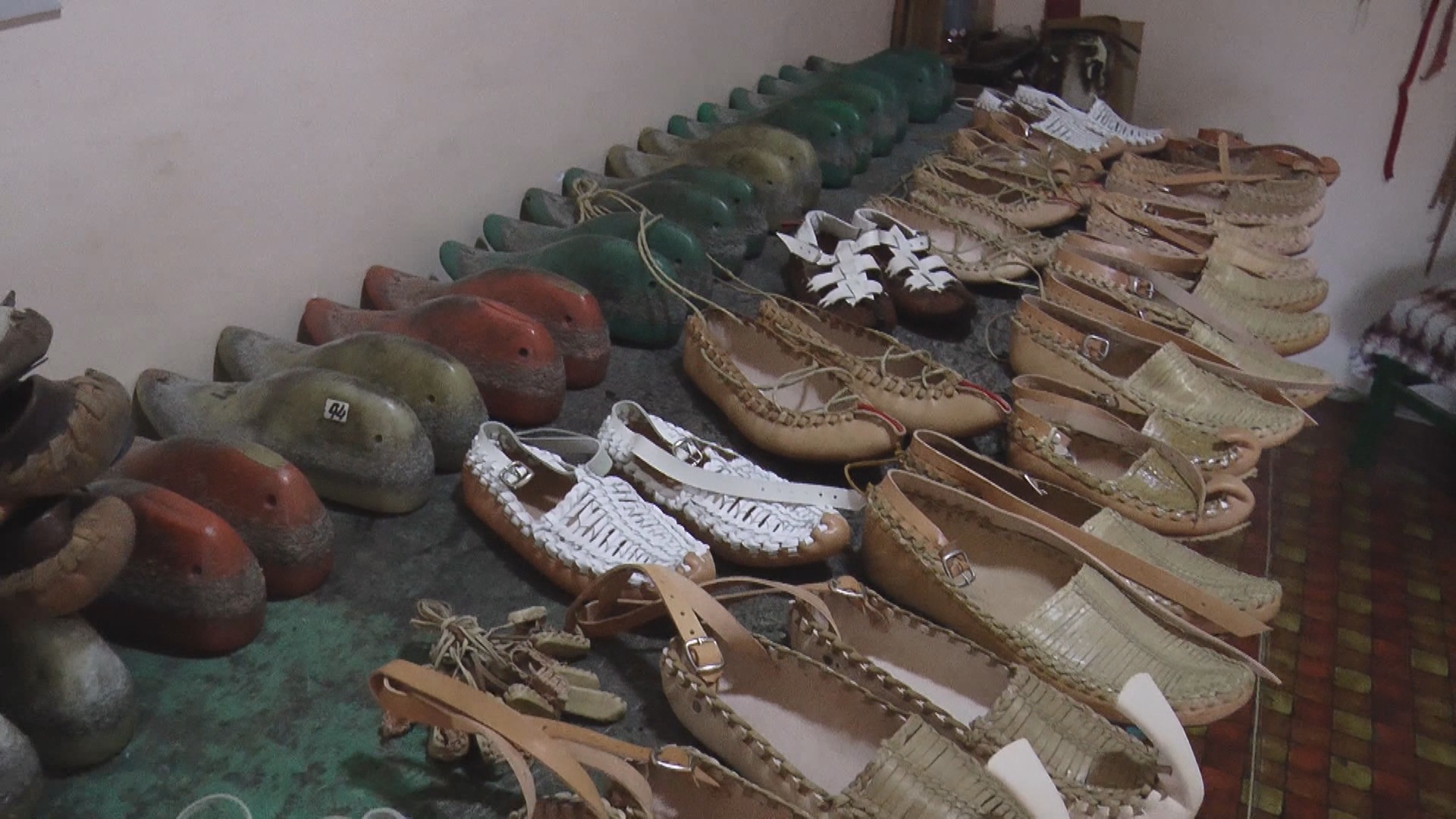 Samo ko nosi broj cipela 60 može da ga obuje: Džinovski srpski opanak napravio je Miroslav, utrošio u njega pola kvadrata kože i 100 eksera (FOTO)