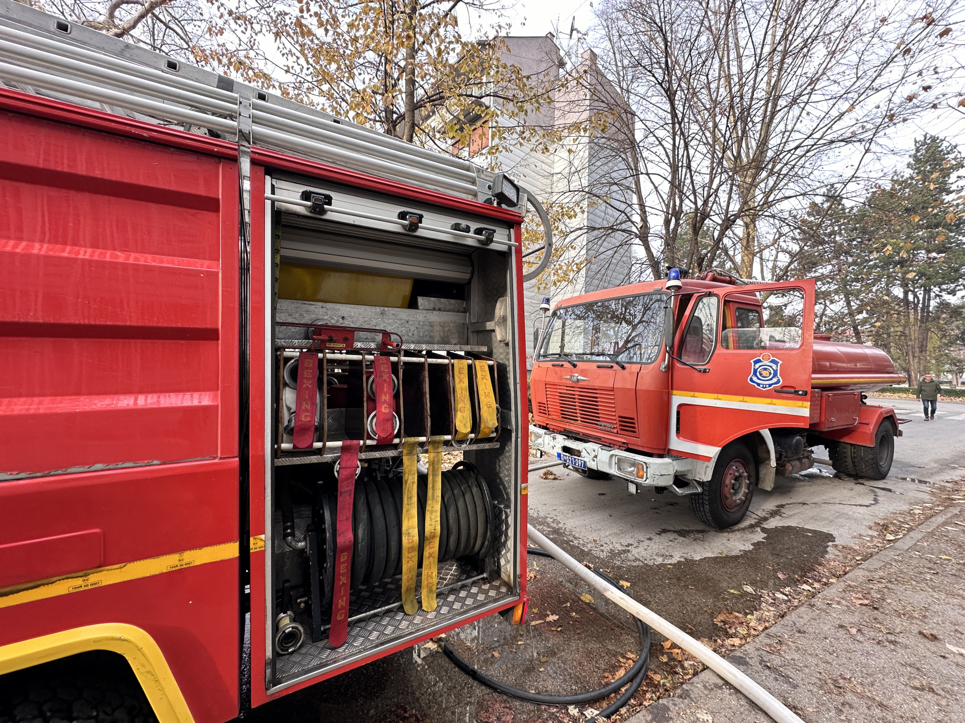 Gori stan u centru Čačka, dim kulja kroz prozor: Požar izbio u stambenoj zgrdi, dvoje lica povređeno (FOTO)(VIDEO)