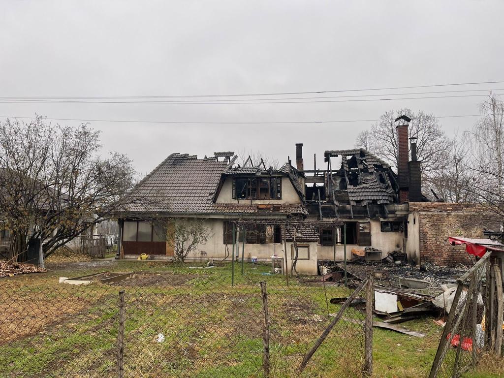 Vatra progutala preko 100 kvadrata kuće: Sedmočlana porodice Spasić ostala bez krova nad glavom, od njijovog doma ostalo samo zgarište (FOTO)