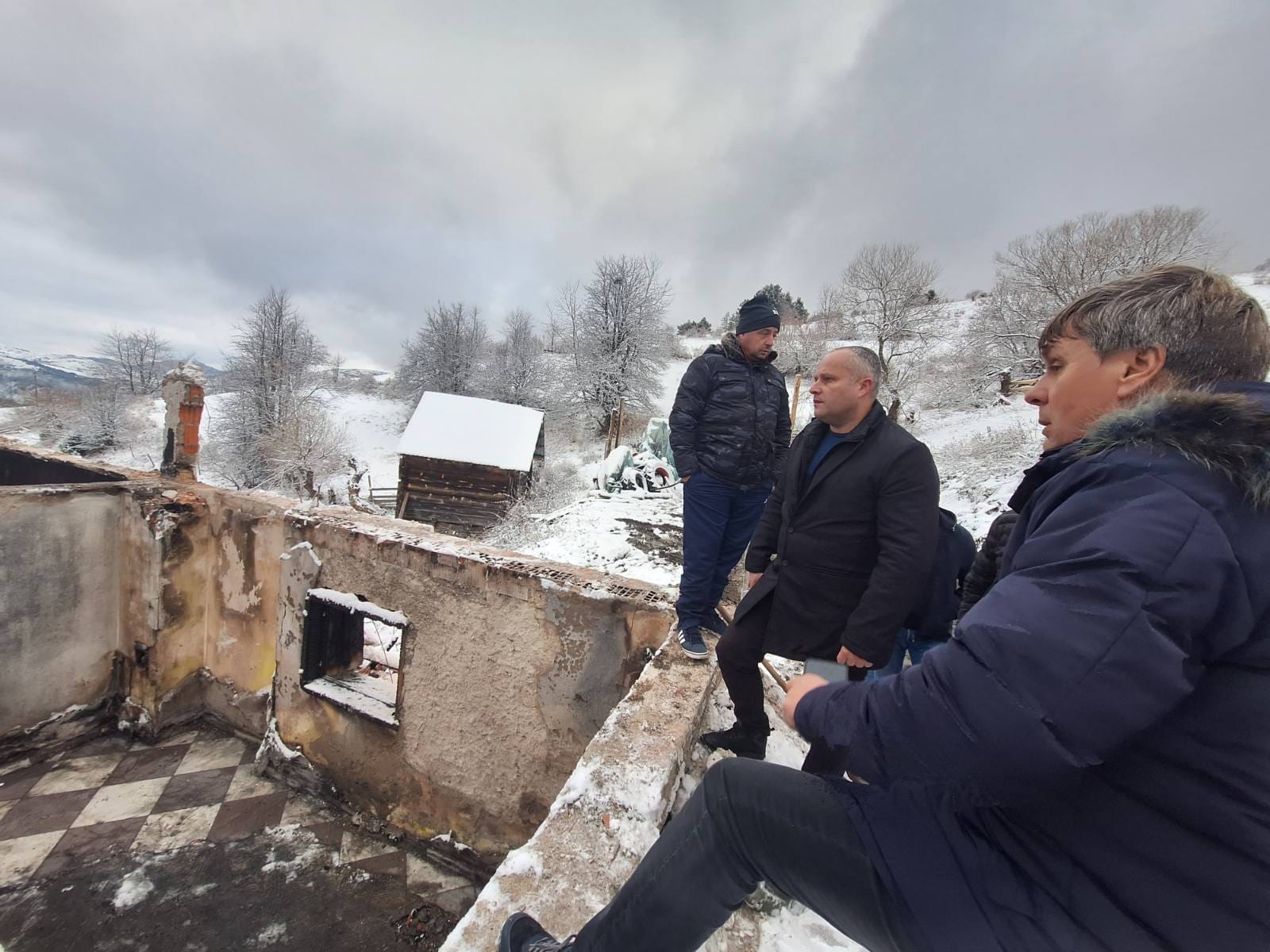 Pojavio se tračak nade za boljim životom, Djurići sa Pešteri nisu sami: Nakon tragedije koja ih je zadesila stižu dobre vesti, praznike dočekuju u novom domu (FOTO)