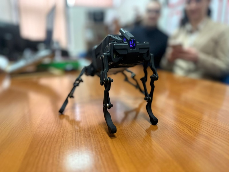 Da li može da laje i da li čuva kuću: Ovo je Bobi prvi robo pas nastao na Fakultetu tehničkih nauka u Čačku, u toku je njegova dresura (FOTO)