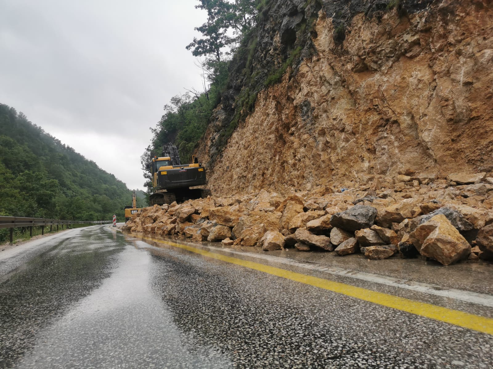Ogromno kamenje se survalo na put, pukom srećom izbegnuta tragedija: Odron u kanjonu Morače, vozači sami čistili svoju traku kako bi prošli