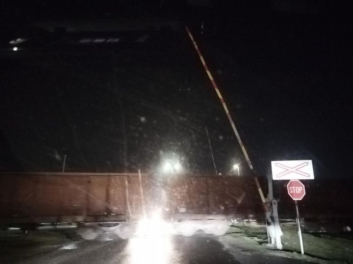 Rampa podignuta, a voz prolazi: Samo pukom srećom izbegnuta tragedija na pružnom prelazu u Svilajncu (FOTO)